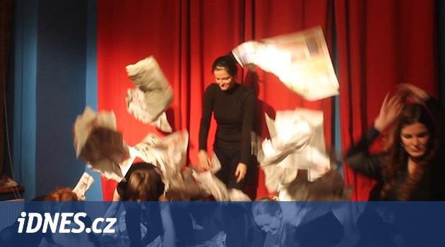 VIDEO: Divadelníci hrají články z novin. Na přípravu představení mají den -  iDNES.cz