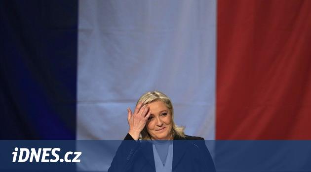 Le Pen a nommé le parti Unité Nationale.  Trahison, dit son père