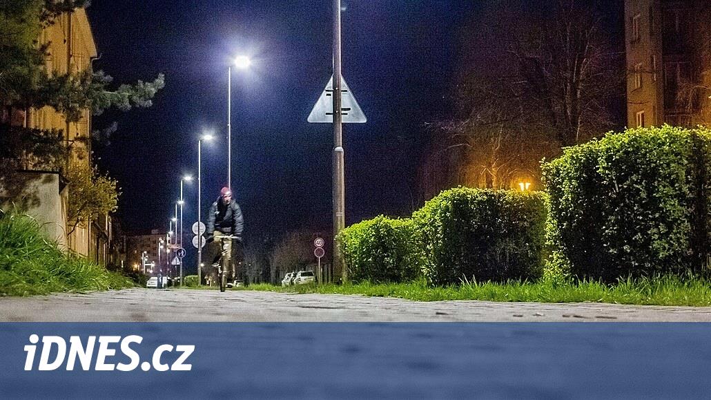 Města kvůli úsporám pořizují regulovatelná světla, někde naordinují tmu -  iDNES.cz