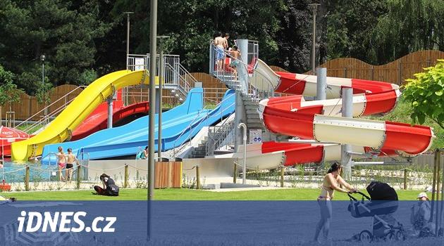 Opravená plovárna v Týně nad Vltavou nabízí tři skluzavky a tobogan -  iDNES.cz