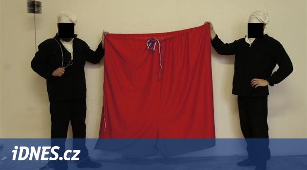 Rudé trenky nad Hradem zaujaly svět. Je to rýpnutí do Zemana, píše AP -  iDNES.cz