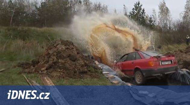 VIDEO: Vykopal jámu, nalil 12 tisíc litrů coly a skočil do ní autem -  iDNES.cz