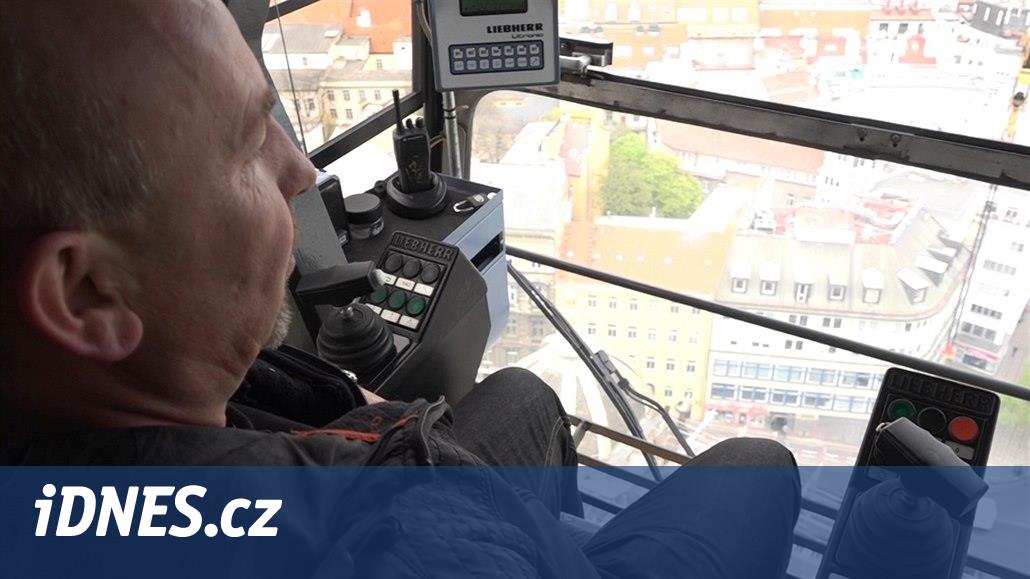 VIDEO: Kam chodí jeřábníci na toaletu? Prozradí to stavař Jaroslav - iDNES.cz