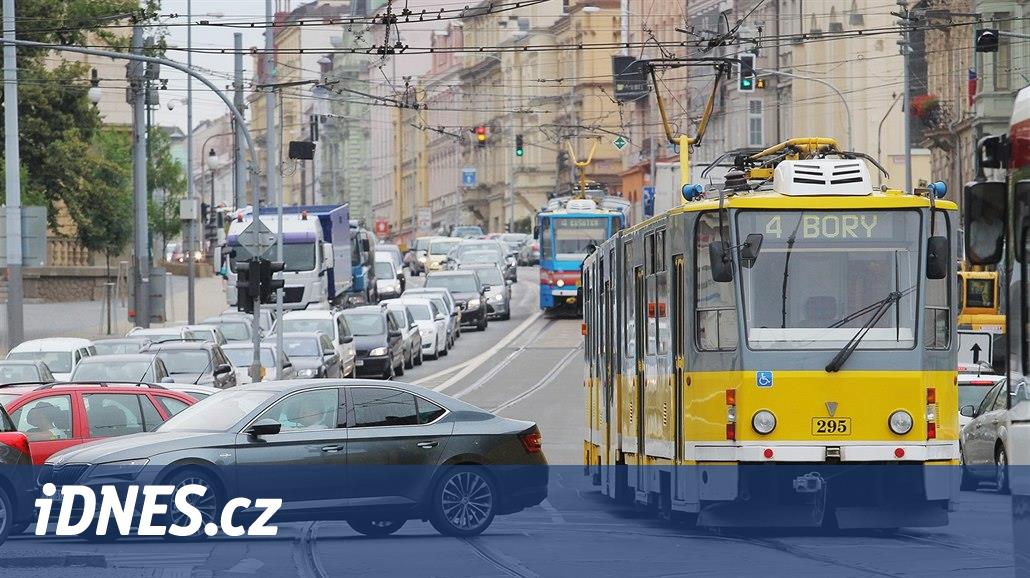 Tramvadaki insanlarla tehdit etti, polis onu kelepçelemeye zorlamak zorunda kaldı