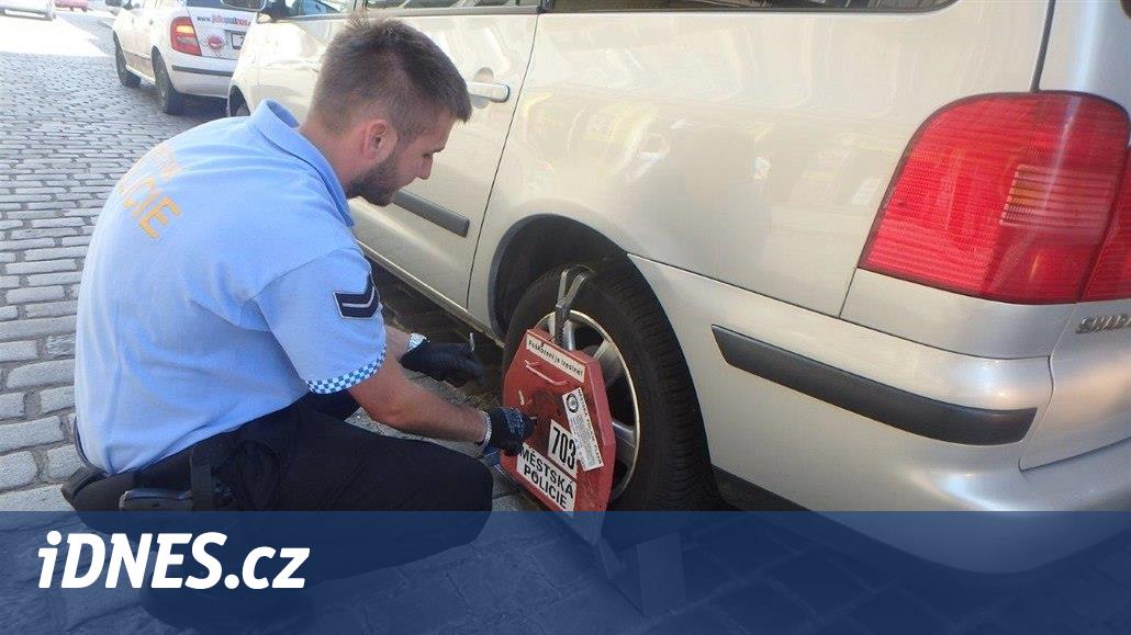 Ztratil klíče od auta, u strážníků si vyprosil nasazení botičky - iDNES.cz
