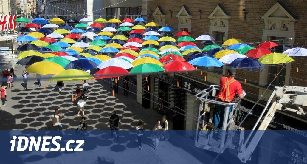 Aby v Brně nebylo smutně a šedivě. Rušnou ulici rozzářily stovky deštníků -  iDNES.cz