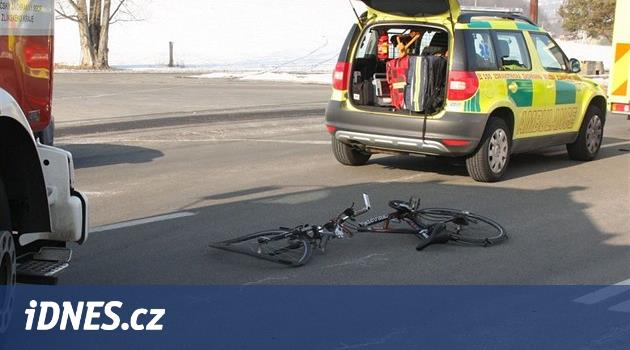 Na Rakovnicku auto při vjíždění na hlavní srazilo cyklistu, zemřel na místě  - iDNES.cz