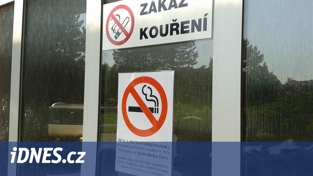 Zákaz kouření platí i v areálech vysokých škol. Studenti si přesto zapalují  - iDNES.cz