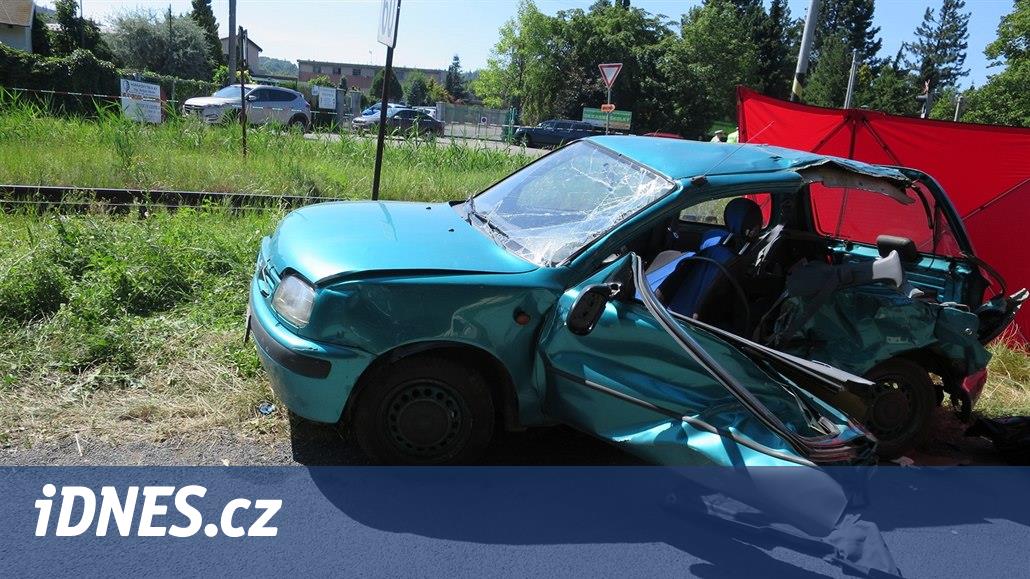 Řidič vjel v Bystřici pod Hostýnem pod vlak, spolujezdkyně střet nepřežila - iDNES.cz