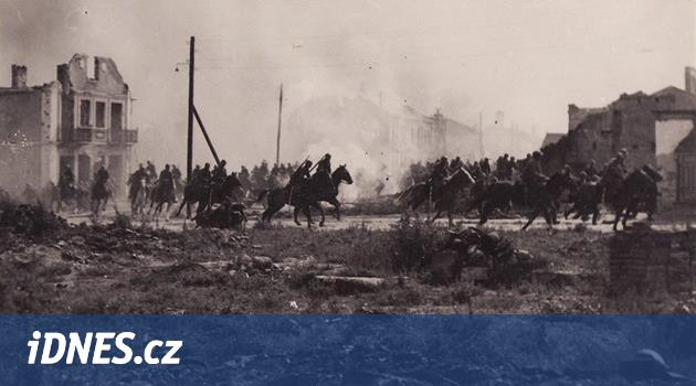Útoky polské jízdy šavlemi a píkami proti německým tankům jsou mýtus -  iDNES.cz