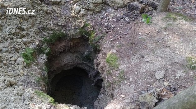 Kopáče vltavínů dopolední pokuta neodradila. Večer ho v jámě zavalila tuna jílu
