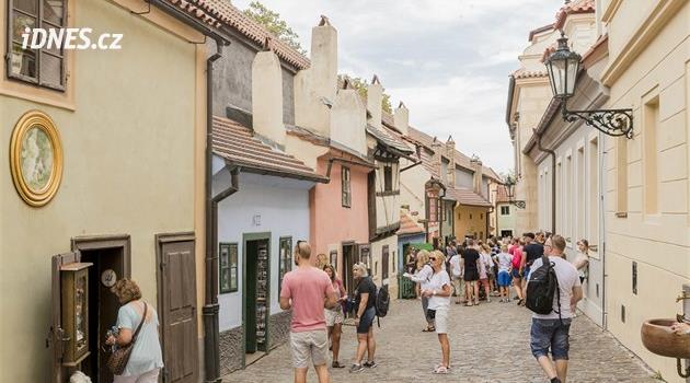 Zlatou uličku na Hradě čekají opravy. Kvůli větru popraskaly fasády domků