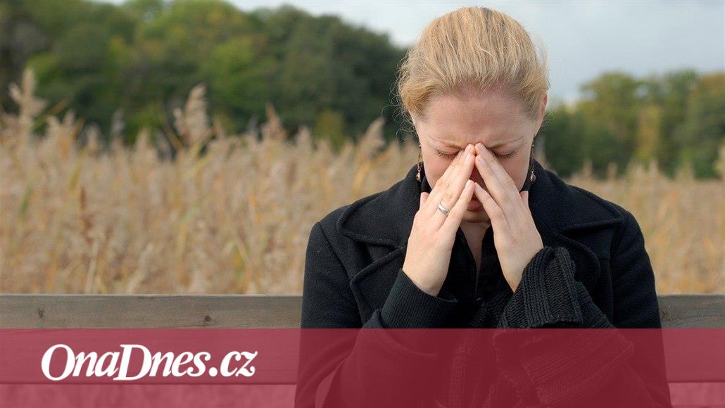 Tlak na hrudi, problémy s dýcháním. Panika může připomínat infarkt