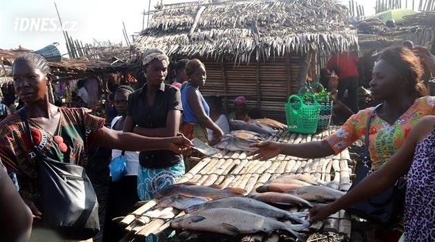 Kongo'da gençler Ebola tedavi merkezini ateşe verdi