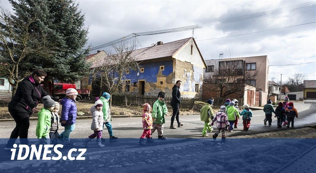 Místo demolice záchrana. Tučín koupil rozpadlý nejstarší dům a opravuje ho - iDNES.cz
