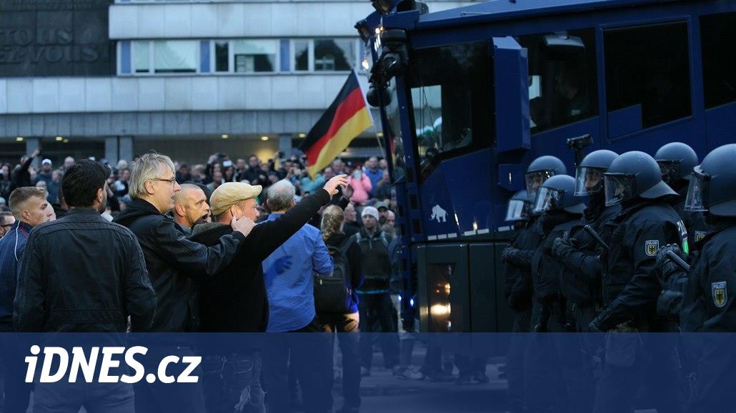 Pochod v Chemnitzu skončil předčasně, zranění při protestech utrpělo 9 lidí  - iDNES.cz