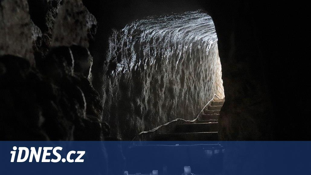 Kurtarma ekipleri Sokolovsk'taki bir madende suya kapılmış bir adamı arıyor.