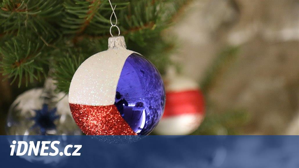 Litomyšl vystavuje vánoční ozdoby, zájem je o baňky se státní vlajkou -  iDNES.cz
