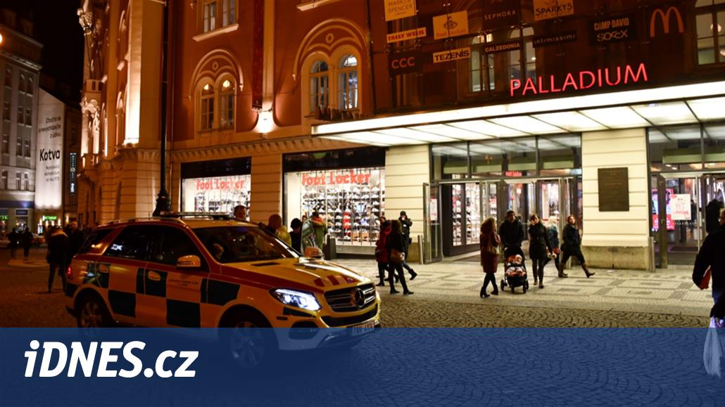 V pražském obchodním centru Palladium zemřel po pádu z výšky mladý muž -  iDNES.cz