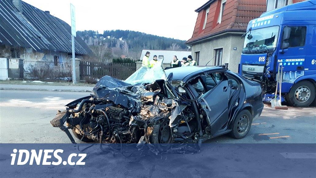 Auto narazilo v obci do náklaďáku, mladá řidička zemřela - iDNES.cz