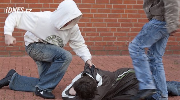 Brutální útok v Teplicích. Napadený musel na operaci, policie obvinila mladistvé