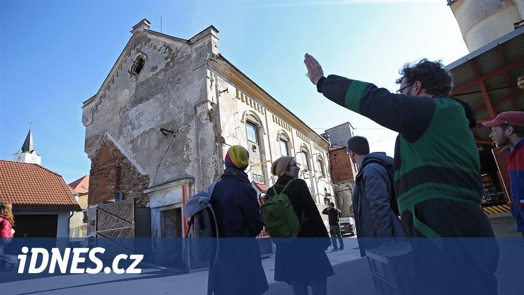 Zchátralá synagoga v Pacově se stala památkou, její záchrana pokračuje -  iDNES.cz