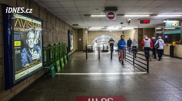 Závada eskalátorů zastavila provoz na metru Staroměstská, soupravy jen projíždějí