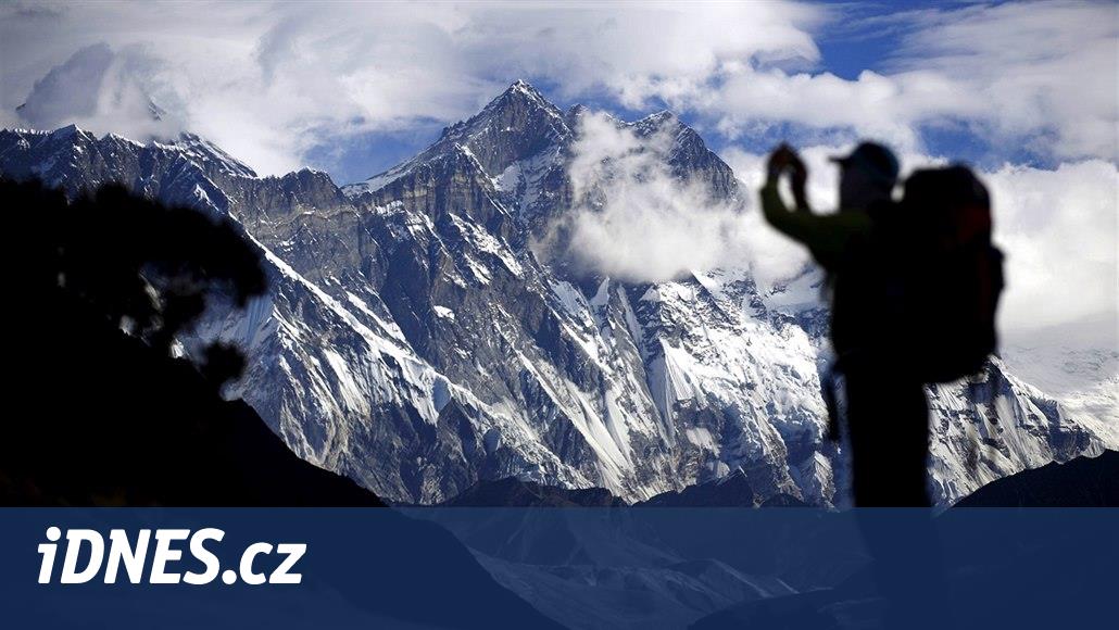 Un groupe d’alpinistes cherche un itinéraire plus sûr vers le sommet du mont Everest