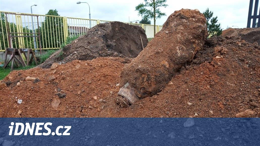 Bombu v Plzni policisté zneškodnili, lidé se brzy budou moci vrátit domů -  iDNES.cz