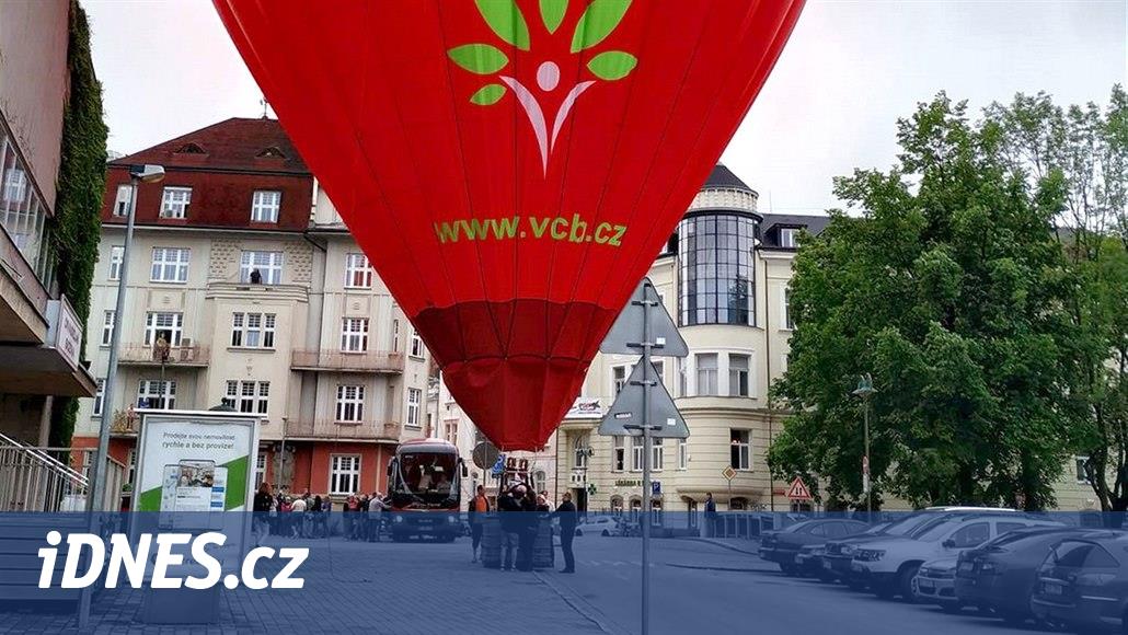 V centru Českých Budějovic nouzově přistál balon, přestal foukat vítr -  iDNES.cz