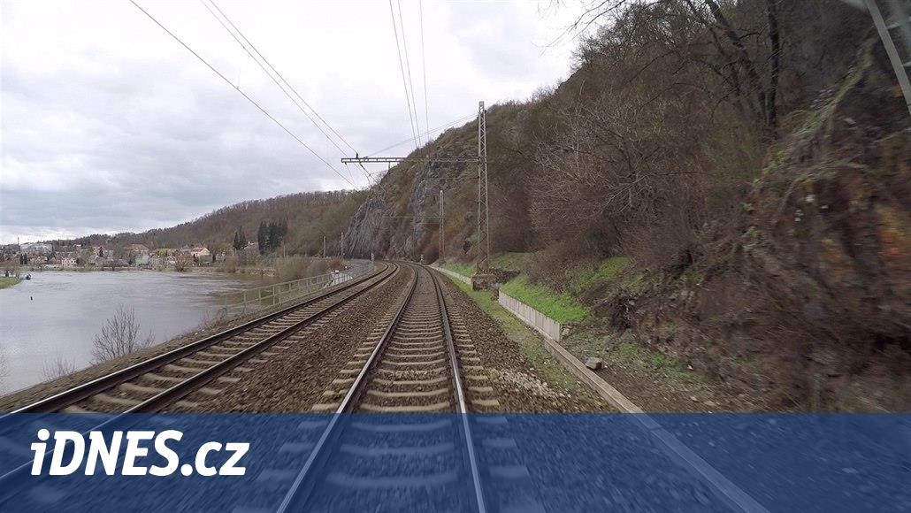 Vlak mezi Holešovicemi a Podbabou srazil člověka, spoje v úseku stojí