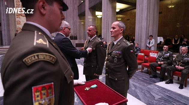 Medaile za službu v zahraničí převzalo v Praze 81 českých vojáků