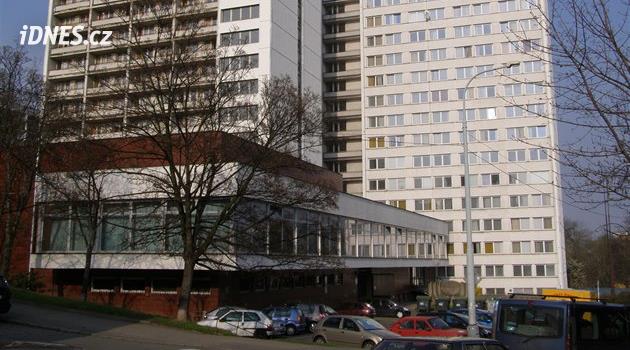 Tragická smrt na kolejích. Dívka po pádu z okna zemřela