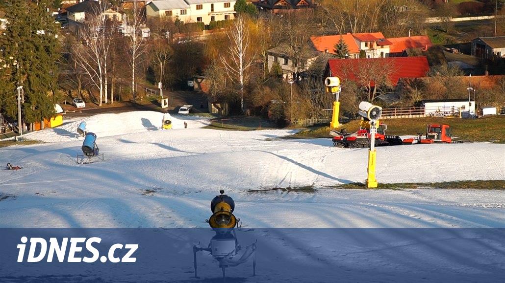 Sjezdovky v okolí Prahy jsou zasněžené, lyžaři na ně ale nemohou - iDNES.cz