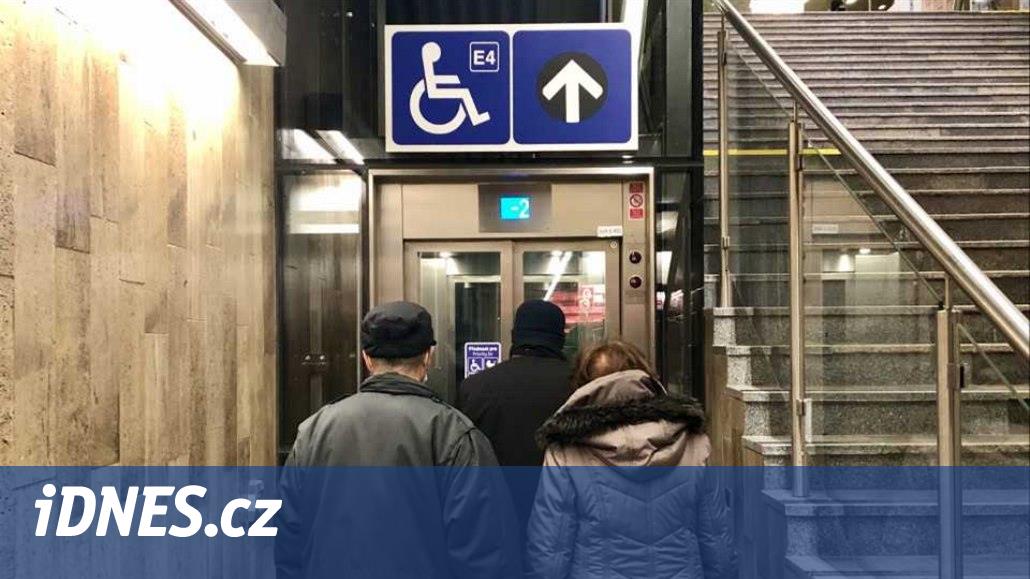 Metro na Opatově je nově bezbariérové, výstup ozdobila malba s babočkou -  iDNES.cz