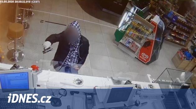 Zakuklený mladík vyloupil benzinku, za pár minut ho našli ve křoví - iDNES.cz