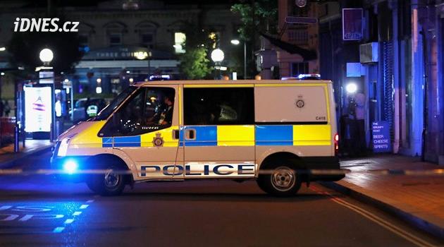 „Strašná krvavá lázeň.“ V anglickém Derby najel řidič do několika chodců