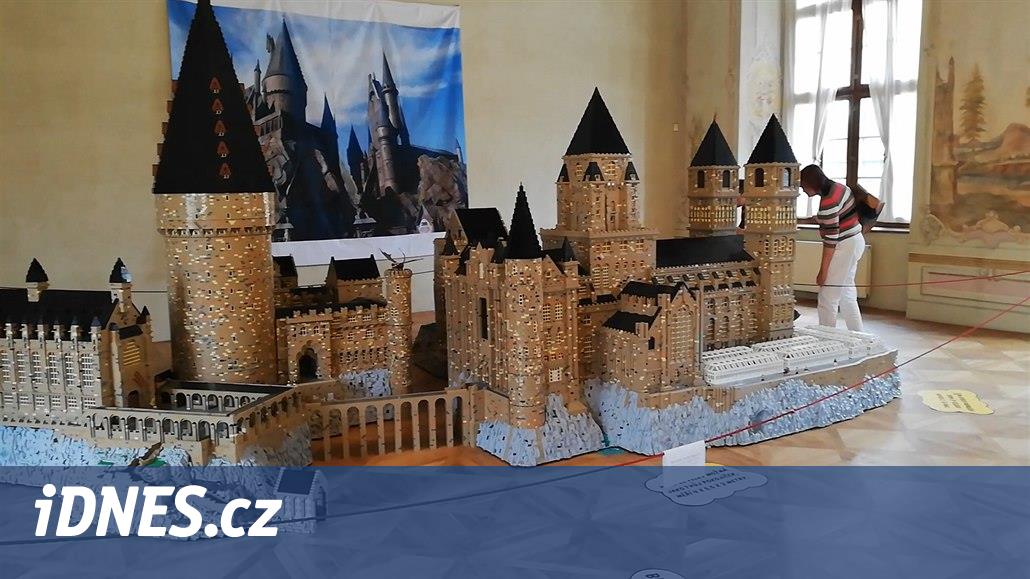Děčínský zámek láká na model hradu Bradavice postavený z milionu kostiček -  iDNES.cz