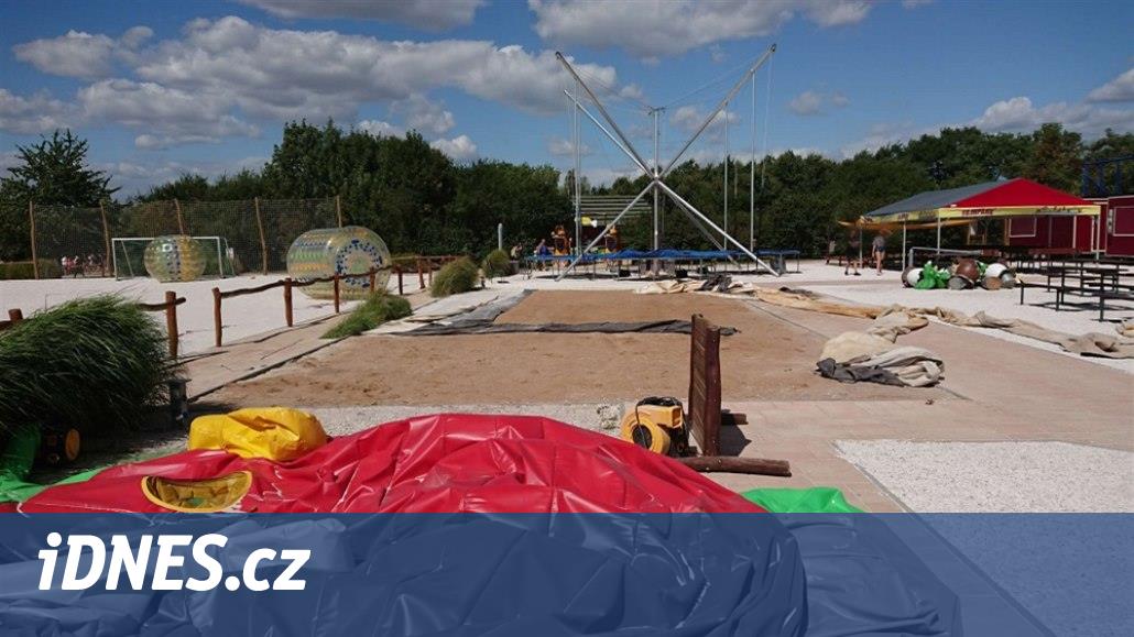 Kvůli zraněným dětem v utrženém skákacím hradu obvinila policie jednatele -  iDNES.cz