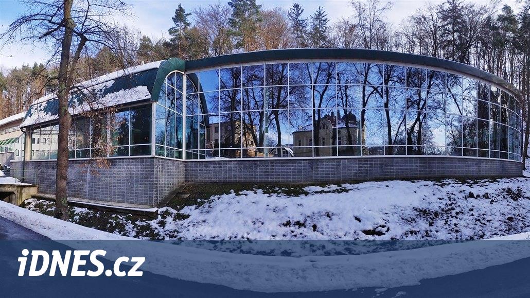 Havuzdaki insanlar bu bir wetsuit olduğundan şikayetçiydi. Yıllar sonra suyun sıcaklığını artırdı