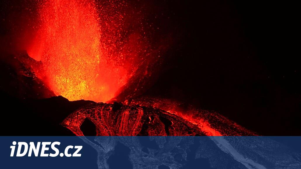 Na indonéském ostrově Jáva opět vybuchla sopka Semeru, vychrlila popel -  iDNES.cz