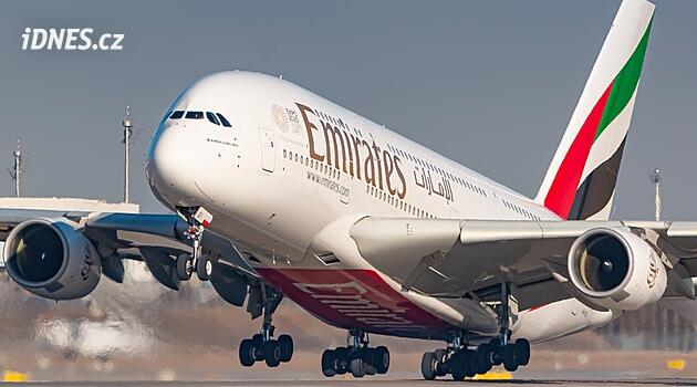 Deset hodin lidé nesměli vystoupit z letadla. Nouzové přistání A380 způsobilo chaos na letišti