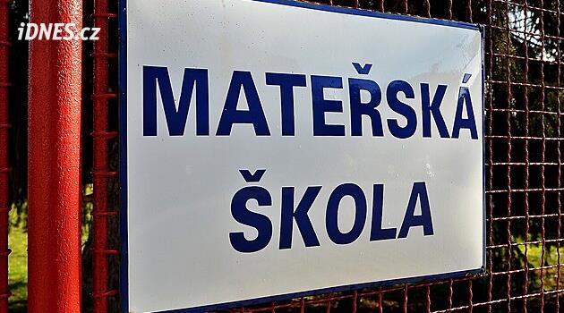 Liberec'te bir yabancı, bir çocuğu anaokulundan almak istedi, polis olayı araştırıyor