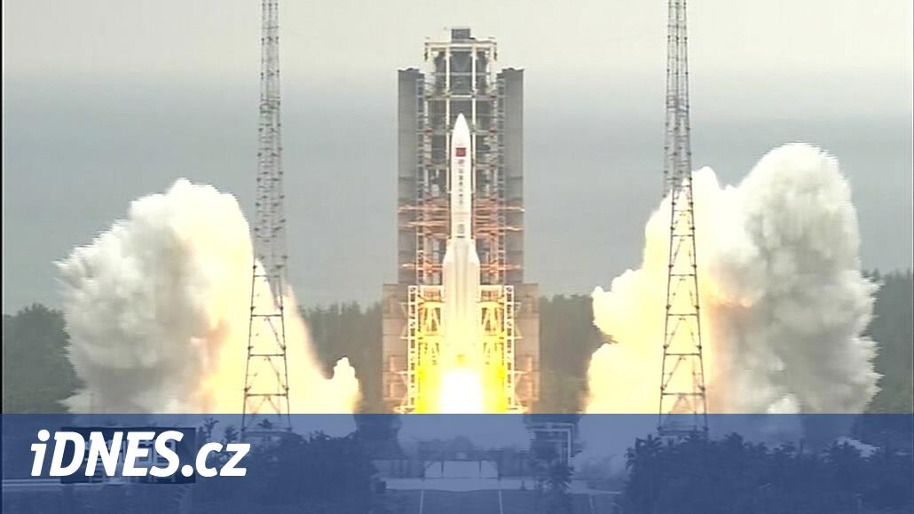 Trosky mohutné čínské rakety se mají zřítit na Zemi neznámo kde - iDNES.cz
