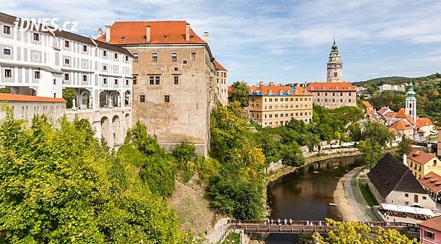 Sebevrah na mostě zámku v Českém Krumlově, policistům se ho povedlo obelstít