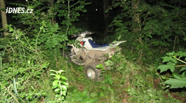 Muž na Chrudimsku ujížděl na čtyřkolce policii. Havaroval a zraněním podlehl