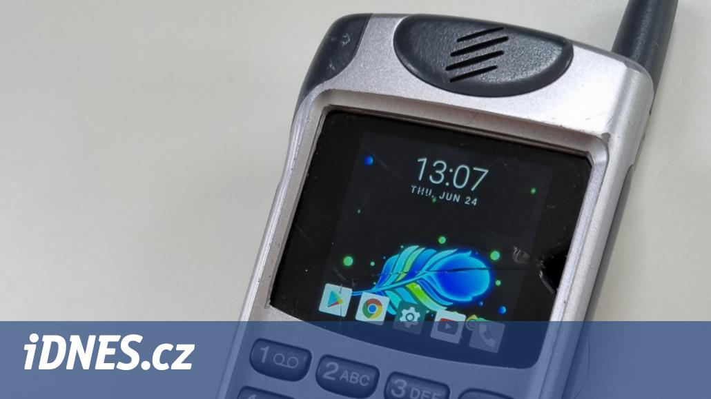 Nadšenec rozchodil překvapivým způsobem Android na 20 let starém mobilu -  iDNES.cz