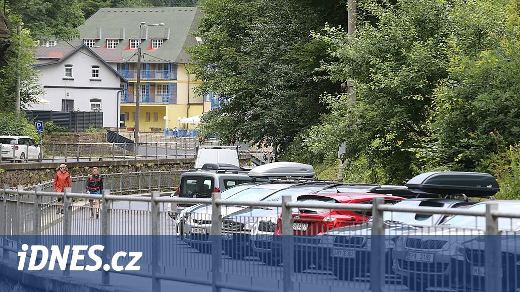 Hřensko'da trafik çöküşü. Turistler otoparkı doldurdu, arabalar yolda durdu