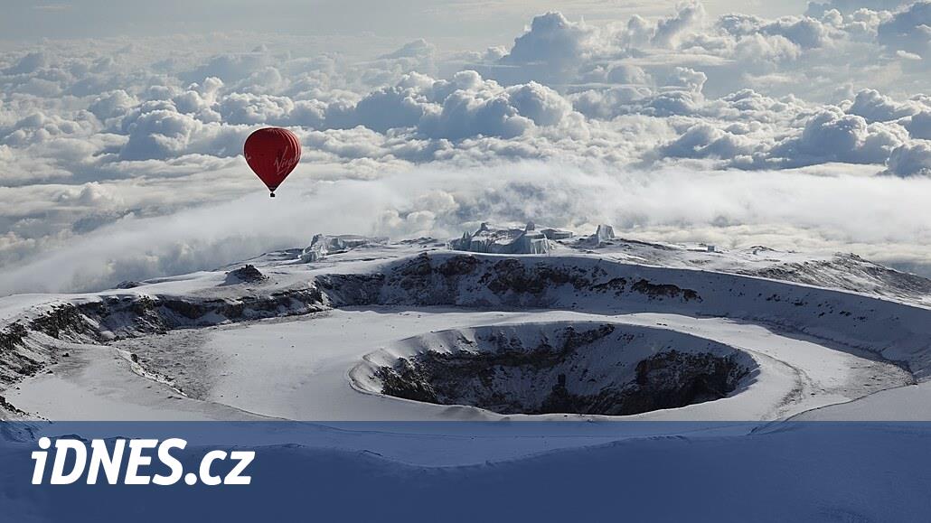Přeletěli nejvyšší horu Afriky. Kilimandžáro překonali v balonu - iDNES.cz