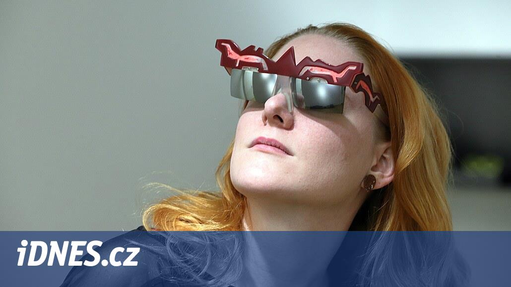 Brýle jsou módní doplněk, ne vada na kráse, ukazuje retro výstava v Chebu -  iDNES.cz